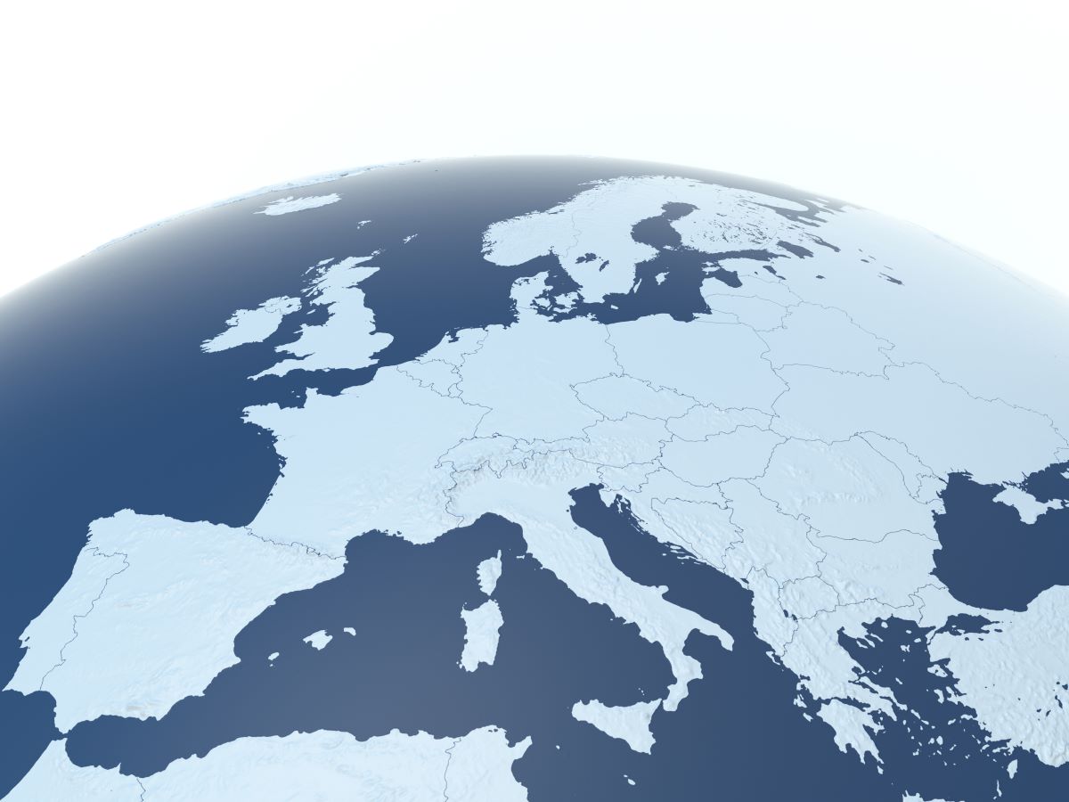 Obrazek przedstawia zarys kuli ziemskiej (ograniczony do koloru niebieskiego i białych granic państw) z widokiem na część europejską.